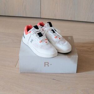 Brand new On Women's THE ROGER Spin size 6 with Box